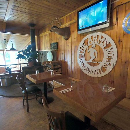 Pine Hill Arms Hotel Екстер'єр фото
