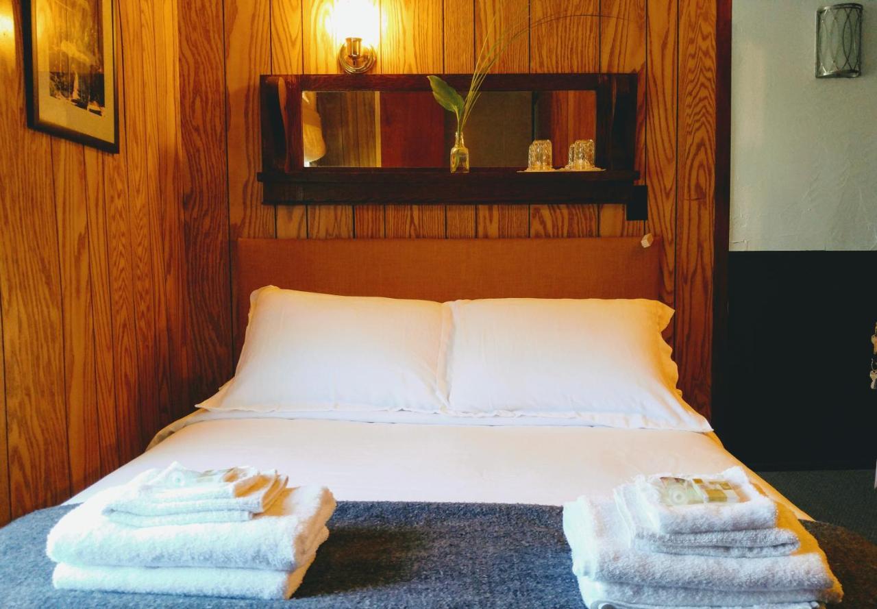 Pine Hill Arms Hotel Екстер'єр фото