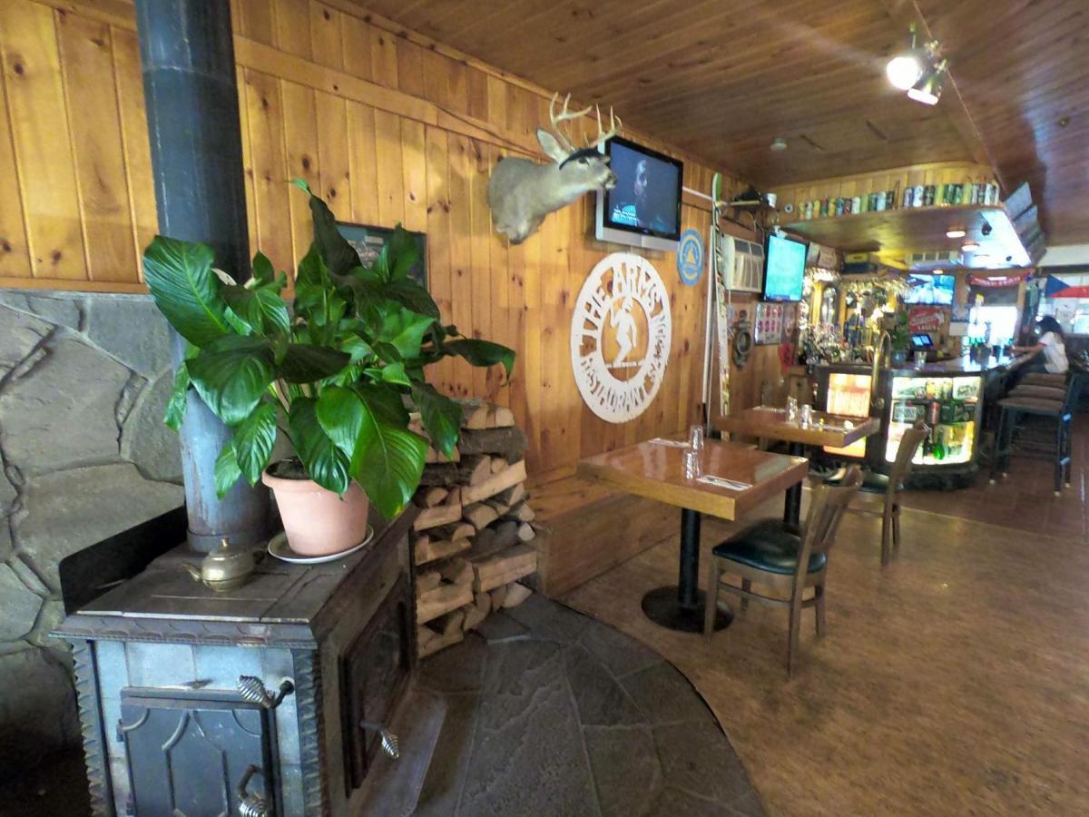 Pine Hill Arms Hotel Екстер'єр фото